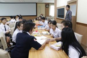 30. คณะกรรมการเหล่ากาชาด ตรวจเยี่ยมนักศึกษาทุนในพระราชานุเคราะห์ฯ