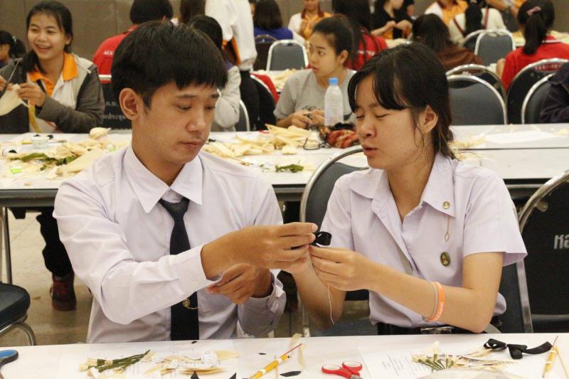 2. อบรมการทำดอกไม้จันทน์ทำด้วยใจถวายพ่อหลวง