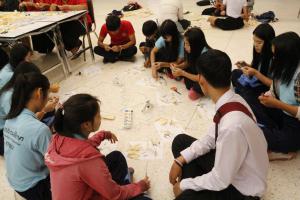 9. อบรมการทำดอกไม้จันทน์ทำด้วยใจถวายพ่อหลวง