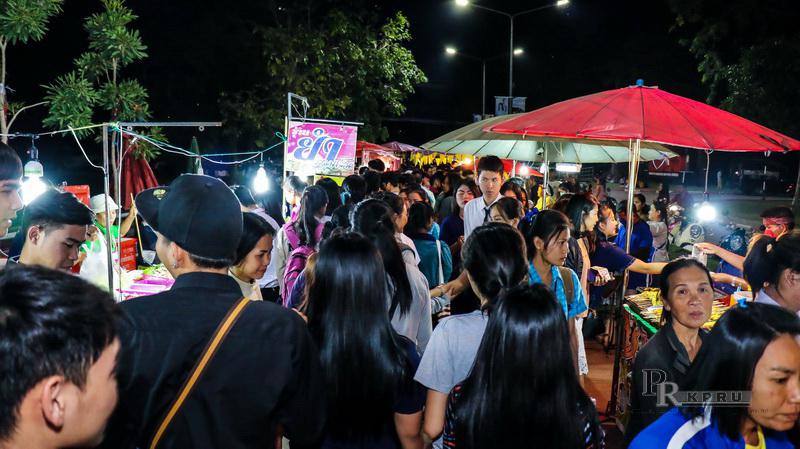 2. ราชภัฏถนนคนเดิน ส่งเสริมศิลปวัฒนธรรม ตลาดนัดคนไทย สวมใส่ผ้าทอ