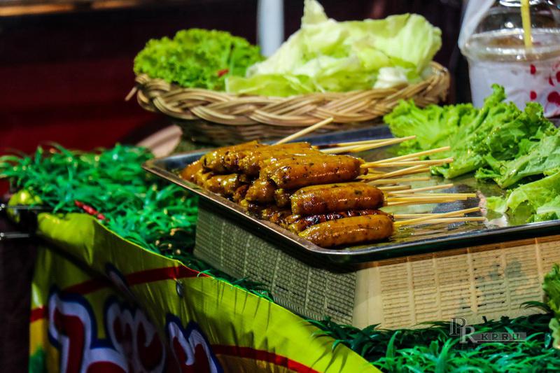 3. ราชภัฏถนนคนเดิน ส่งเสริมศิลปวัฒนธรรม ตลาดนัดคนไทย สวมใส่ผ้าทอ