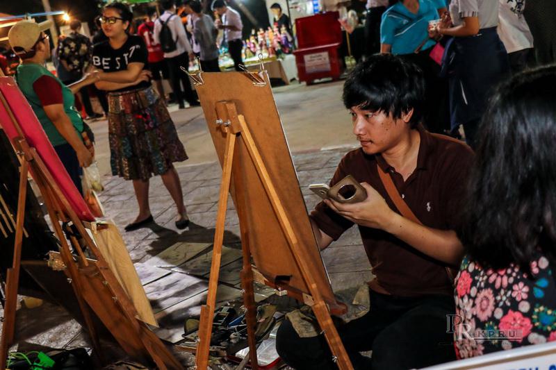 1. ราชภัฏถนนคนเดิน ส่งเสริมศิลปวัฒนธรรม ตลาดนัดคนไทย สวมใส่ผ้าทอ