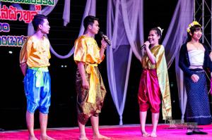 9. ราชภัฏถนนคนเดิน ส่งเสริมศิลปวัฒนธรรม ตลาดนัดคนไทย สวมใส่ผ้าทอ