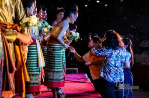 12. ราชภัฏถนนคนเดิน ส่งเสริมศิลปวัฒนธรรม ตลาดนัดคนไทย สวมใส่ผ้าทอ