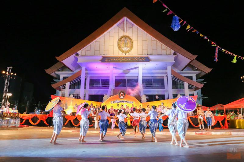 1. ราชภัฏลอยกระทงวิถีไทย ห่มสไบไร้โฟม 2561