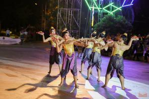 9. ราชภัฏลอยกระทงวิถีไทย ห่มสไบไร้โฟม 2561