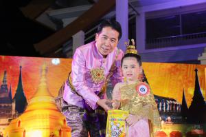 18. ราชภัฏลอยกระทงวิถีไทย ห่มสไบไร้โฟม 2561