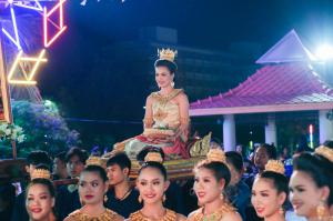 21. ราชภัฏลอยกระทงวิถีไทย ห่มสไบไร้โฟม 2561