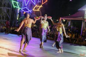 24. ราชภัฏลอยกระทงวิถีไทย ห่มสไบไร้โฟม 2561