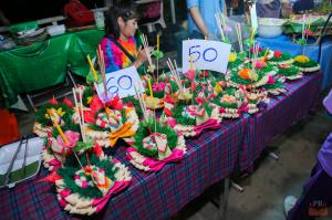 27. ราชภัฏลอยกระทงวิถีไทย ห่มสไบไร้โฟม 2561