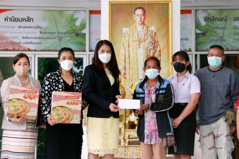 2. มอบเงินและสิ่งของจากเงินพระราชทานแก่นักศึกษาและชุมชนท้องถิ่น