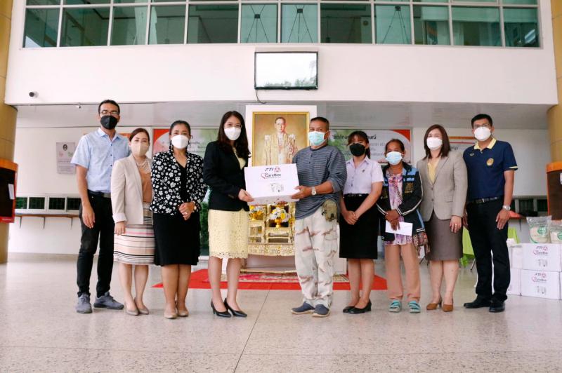 3. มอบเงินและสิ่งของจากเงินพระราชทานแก่นักศึกษาและชุมชนท้องถิ่น