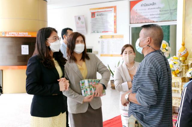 4. มอบเงินและสิ่งของจากเงินพระราชทานแก่นักศึกษาและชุมชนท้องถิ่น