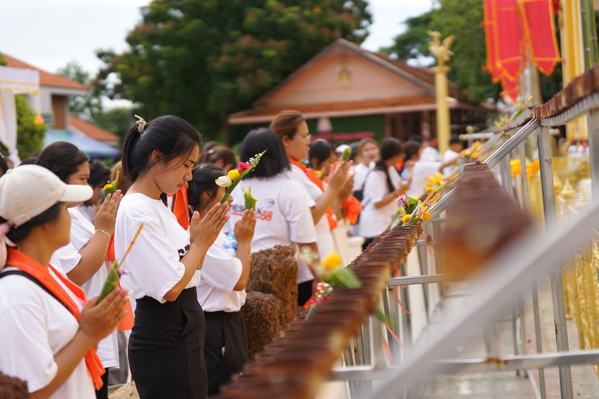 1. รับน้องแห่พุทธบูชา นบพระเจติยาบรมธาตุนครชุม ปี 2568